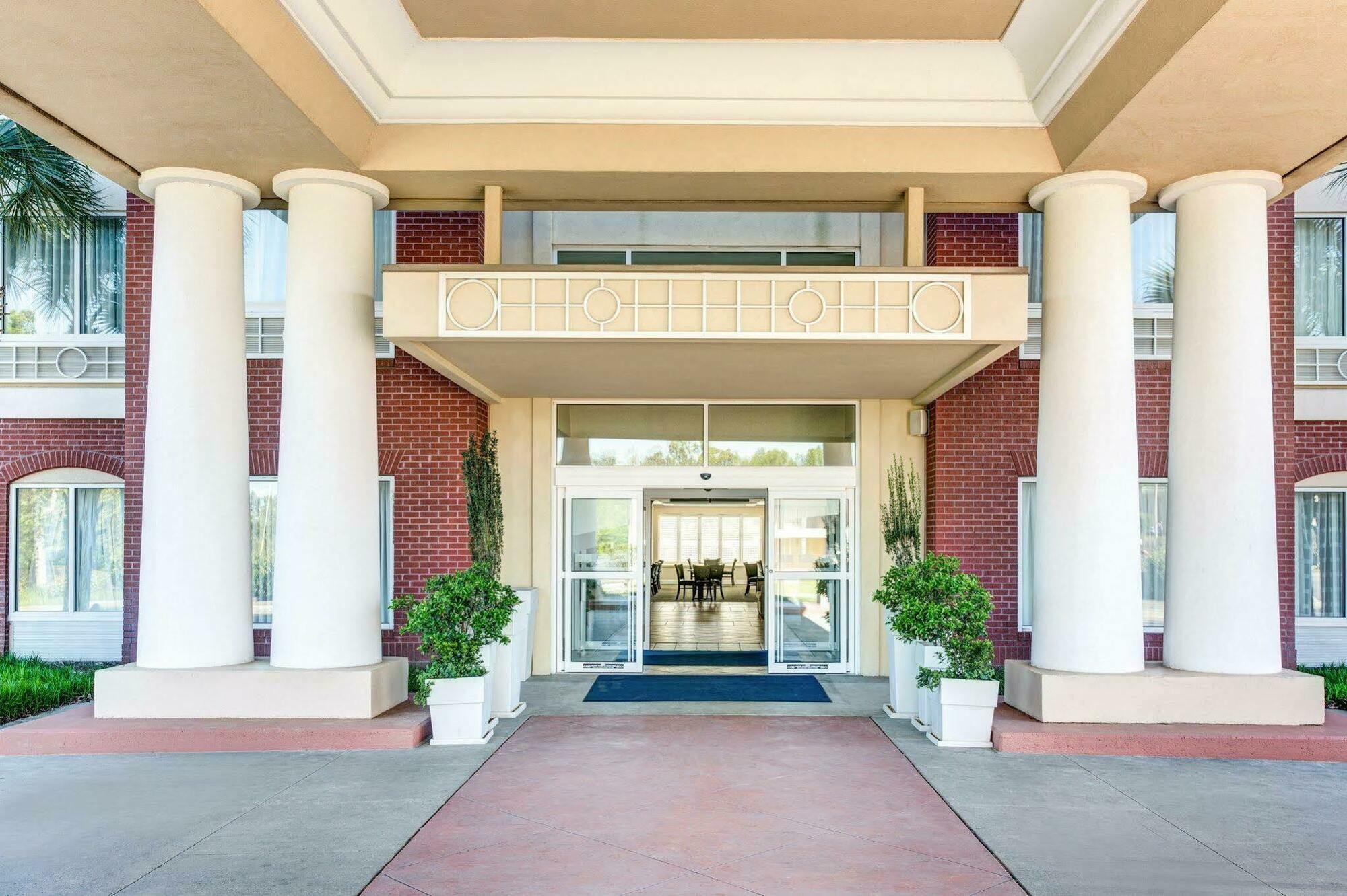Holiday Inn Express Hotel & Suites Dublin By Ihg Exterior foto